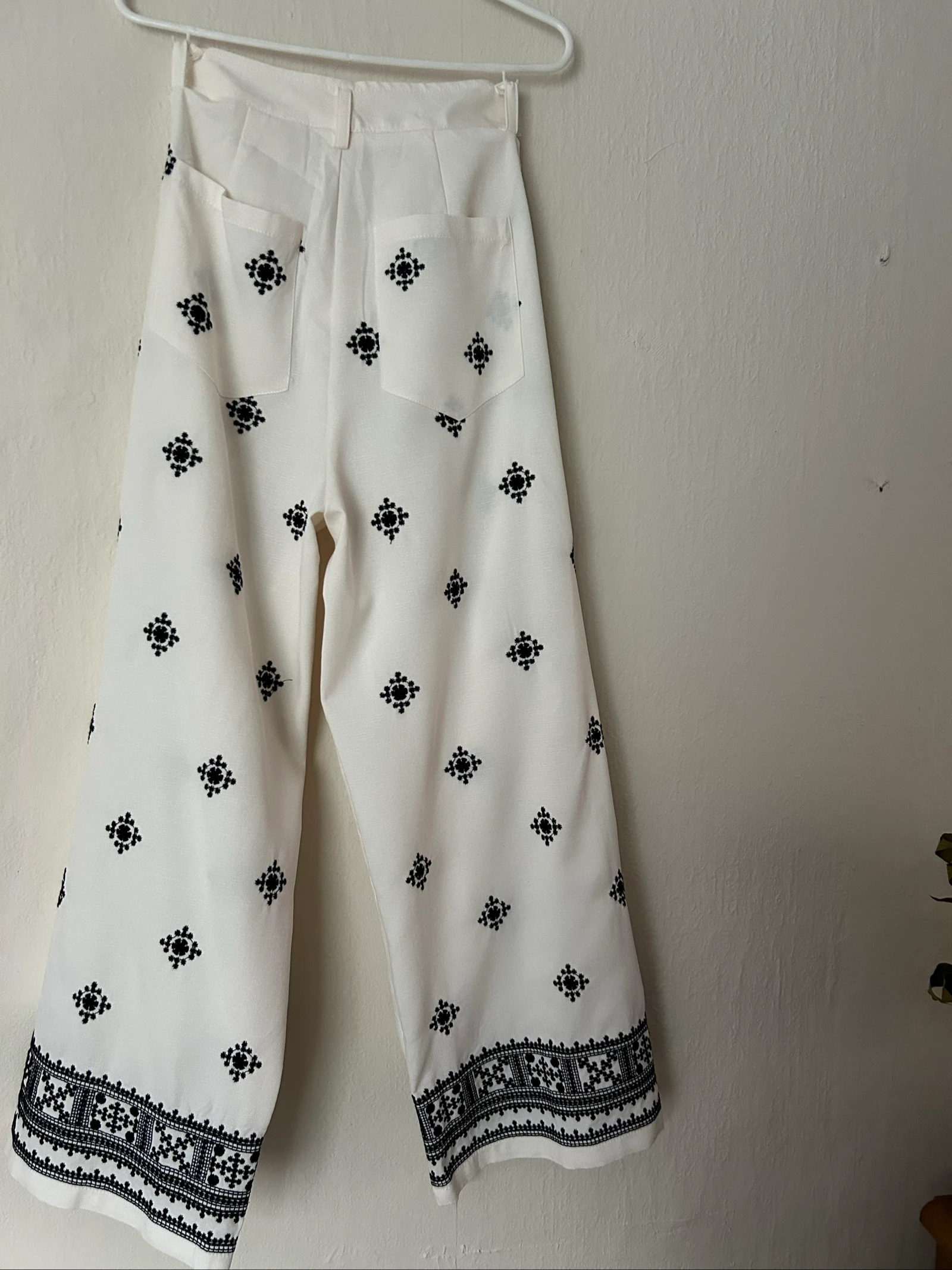 White wide-leg trousers with black embroidery – photo 2